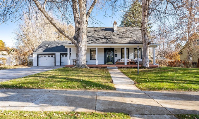 Billings House | Cozy House in Historic Downtown Tree Street Neighborhood with Hot Tub