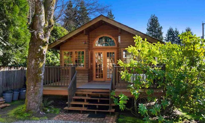 Lynn Valley House | Cozy House in Lynn Valley, North Van close to Nature and Tourist Attractions!