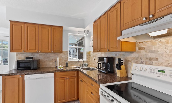 South Pinellas Community Council House | Cozy House Minutes From Gulf Beaches and Shopping! Heated Pool In Paradise!