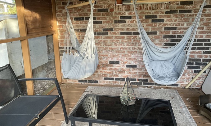 Niceville House | Cozy house on a pond, centrally located