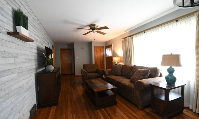 Lake Geneva House | Cozy House,Walk to Downtown, Pets Welcome!