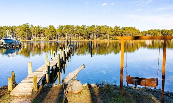 Oriental House | Cozy house with deep water private dock