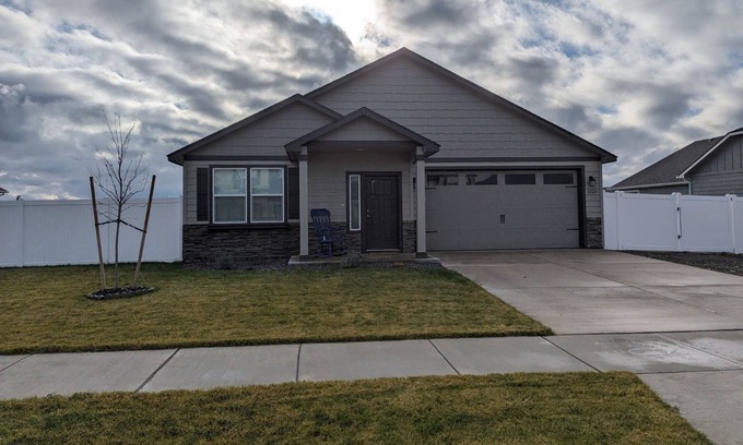 Rathdrum House | Cozy house with fenced in back yard. Pet-Friendly!
