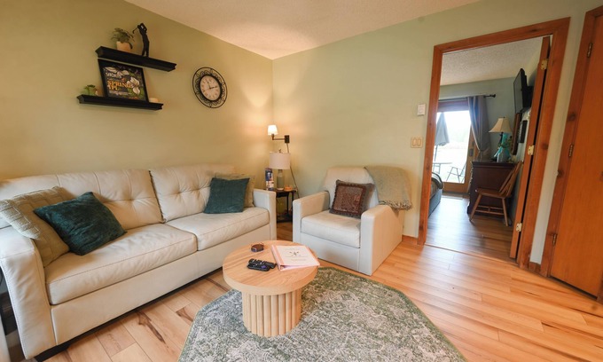 Mancelona Condo | Cozy, KING BED, 1 bath, sleeps 4, FULL kitchen, washer and dryer, Pool, Wifi