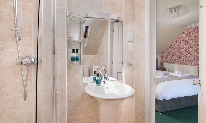 Ballater Hotel | Cozy King Room with Ensuite in Royal Deeside with Mountain View