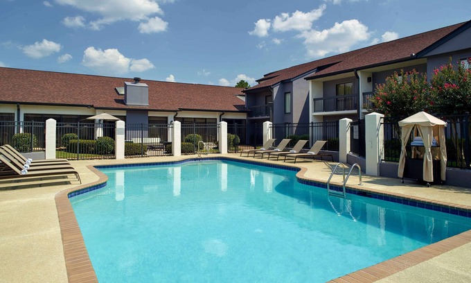 Norcross Hotel | Cozy King Stay! Free Parking, Pets Allowed, Onsite Pool!