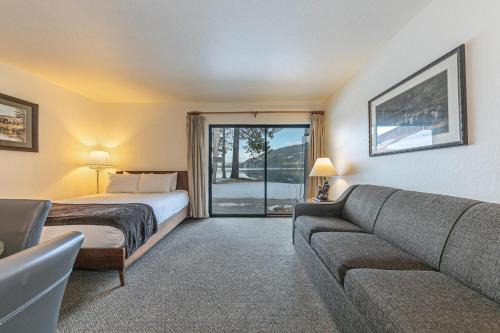 Truckee House | Cozy King Studio w/Lake View #145 at Donner Lake Village