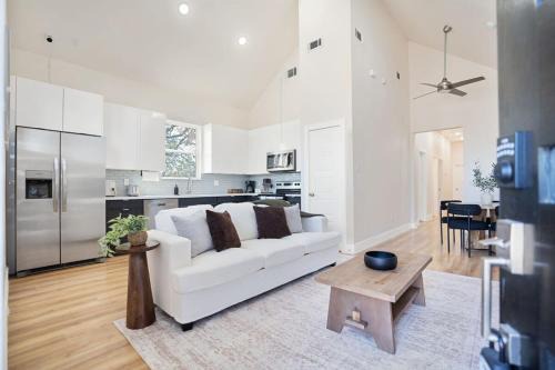 Greater East End House | Cozy King Suite in Houston TX