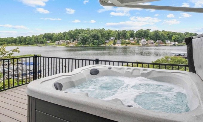 Smyrna House | Cozy Lake Cottage: Chefs Kitchen, BBQ & Lake Views