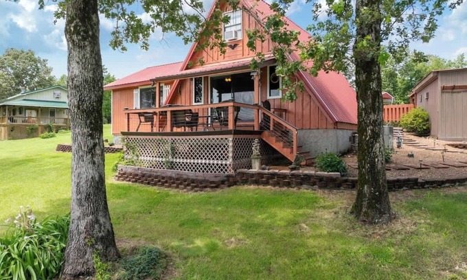 Linden Cabin | Cozy lake front hide away