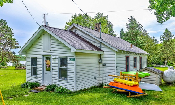 Phelps Cabin | Cozy lakefront cabin with kayaks, community pier, WiFi & quiet location