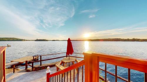 Wollaston House | Cozy Lakefront Cottage