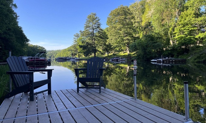 Sherman Cottage | Cozy Lakefront Cottage on Candlewood- swim, relax, hike, wineries 90min from NYC