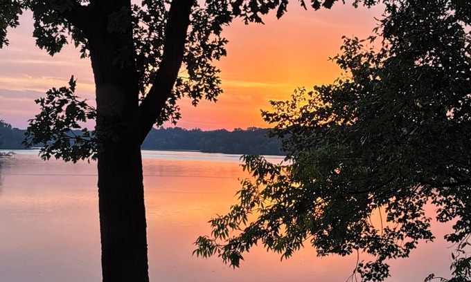 Mora House | Cozy Lakeside Cabin with a sauna, fireplace beautiful views & Pet friendly!