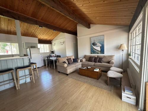 Windermere House | Cozy lakeside Cottage on 3 Mile Lake with Wifi