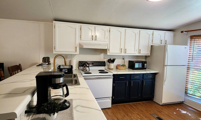 Concord House | Cozy landscape, quiet neighborhood in the woods!