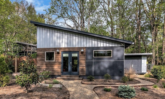 Black Mountain House | Cozy Laurel Cabin w Fire Pit near Golf Course