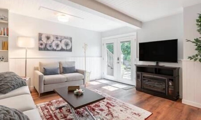 Laurelhurst Apartment | Cozy Laurelhurst 1 Bedroom Apt Near Children’s Hospital, UW, Husky Stadium, UWMC