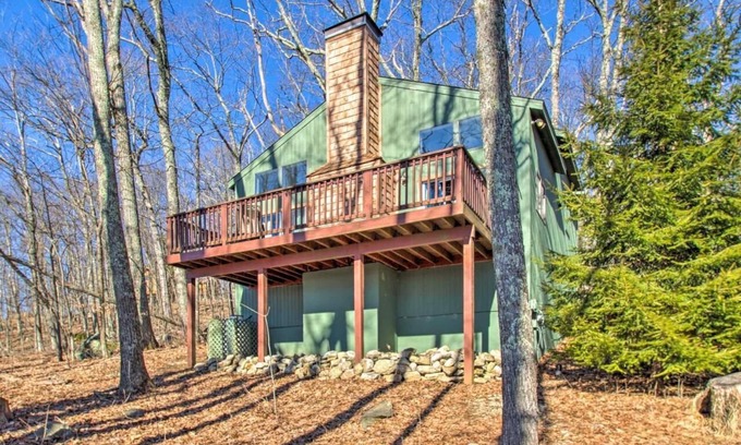 Roseland House | Cozy Lodge with view- Wintergreen Ski Chalet - Walk to slopes & family friendly!