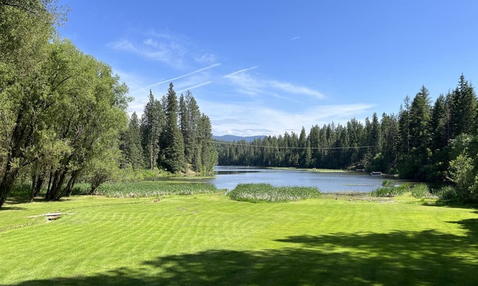 Hayden House | Cozy loft on Hayden Lake, near Silverwood, 15m to Coeur d Alene, Private events