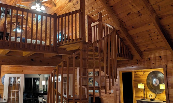 Boiling Spring Lakes Cabin | Cozy Log Cabin Retreat - Beach & Town Access! Hot Tub, Fire Pit & More!
