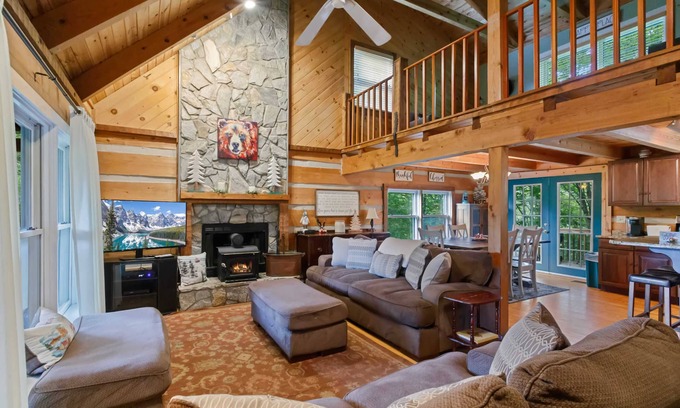 Foscoe Cabin | Cozy Log Cabin with Views of Grandfather Mountain