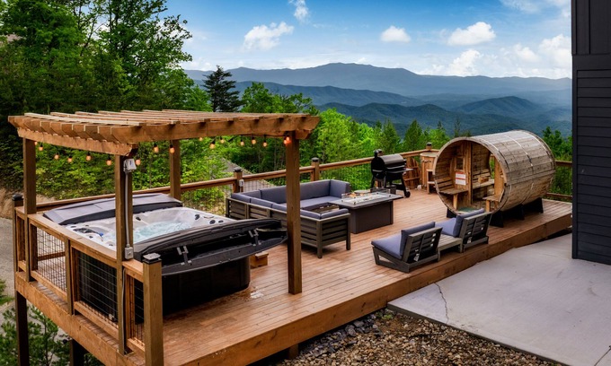 Sevierville House | Cozy Luxe Home,Breathtaking Mtn. Views of fall foliage, Outdoor sauna,large deck