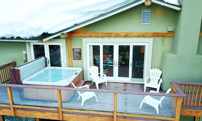 Upper Kingsbury House | Cozy Luxury Cabin Hot Tub, Views, Steam Shower, Trails 5 min to Town & Beaches