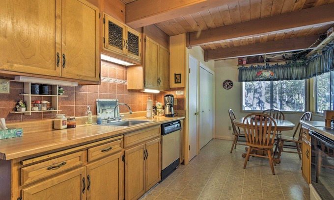 Mi-Wuk Village Cabin | Cozy Mi-Wuk Village Cabin w/Porch Near Stanislaus!