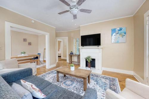 Columbus House | Cozy Midtown Nook- 5mins to Lake Bottom Park, 10mins to Downtown!