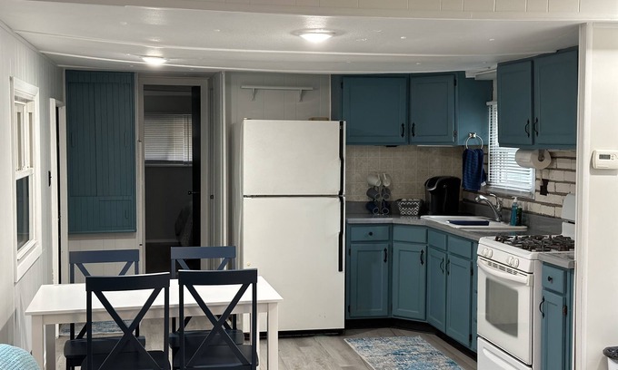 Port Clinton House | Cozy Mobile Home