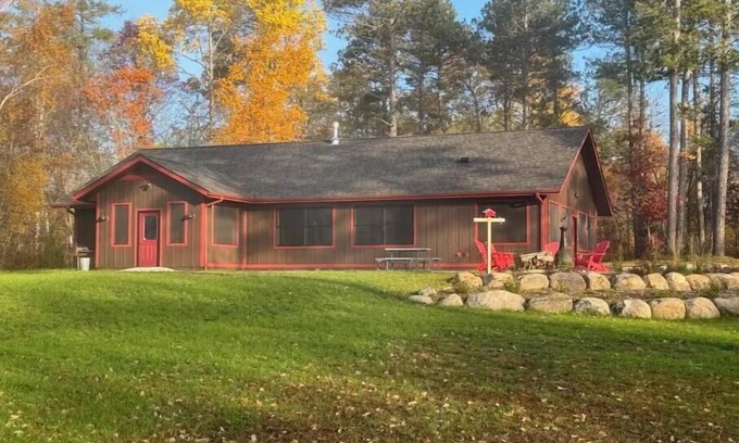 Pequot Lakes Cabin | Cozy, modern cabin set on an exceptionally private and peaceful river bend.