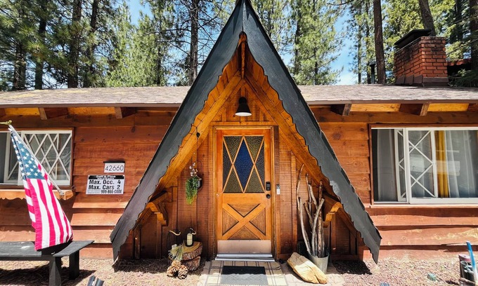 Big Bear Lake Cabin | Cozy Modern Cabin Retreat Couples & Family Escape 1mi to the lake Spa Firepit
