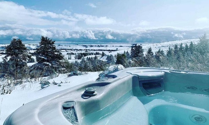 Red Lodge Cabin | Cozy modern cabin with amazing views, hot tub, firepit, and more! 5 min to town