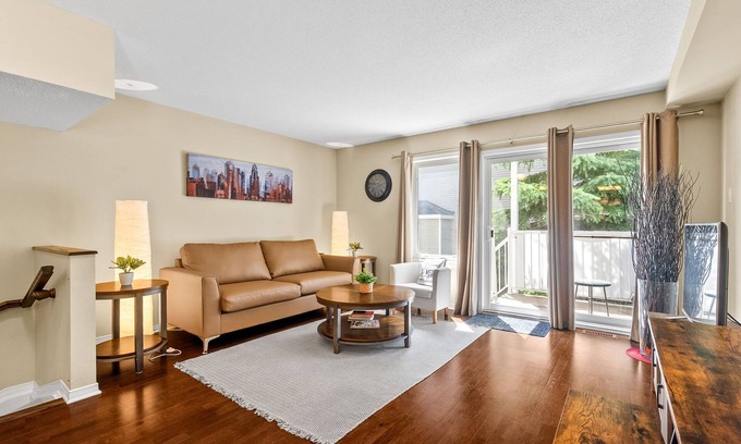 Ledbury - Heron Gate - Ridgemont - Elmwood Condo | Cozy modern condo 15 mins from DT | Free Parking | Patio