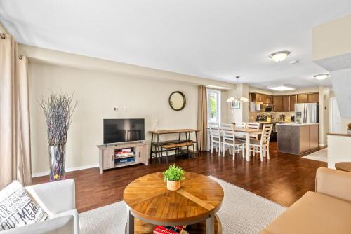 Ledbury - Heron Gate - Ridgemont - Elmwood Apartment | Cozy Modern Condo Near Downtown Ottawa with Free Parking and Patio