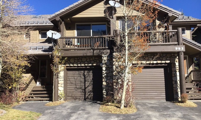 Mammoth Lakes House | Cozy Modern Condo in Snowcreek V Development