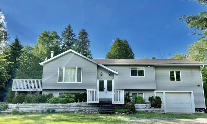 Minden Hills House | Cozy Modern Cottage- water view and adventure trail