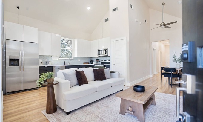 Greater East End House | Cozy/Modern King Suite in Houston Texas