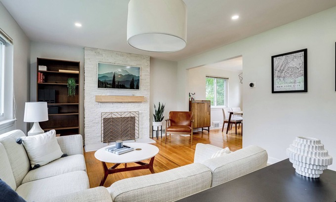 Baileys Crossroads House | Cozy Modern Single Family 5BD 2BA Home