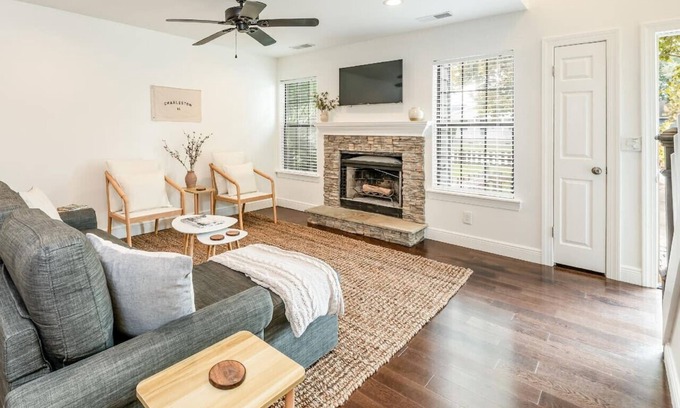 North Charleston House | Cozy, Modern Townhome - Walk to Park Circle!