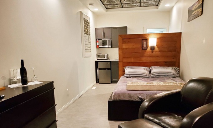 Plum Coulee Condo | 🛏️ Cozy, Modern, Vibrant ☀️ Studio Suite