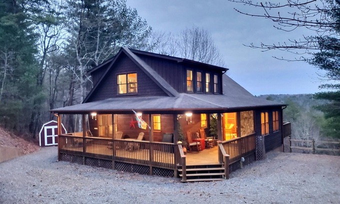 Mineral Bluff Cabin | Cozy Mountain Cabin, Game Rm, Movie Theater, Fire Pit! NO CLEANING FEE!