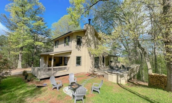 Williamstown Cabin | ⭐️Cozy Mountain Cabin with Hot tub