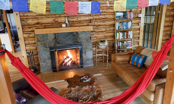 Indian Hills Cabin | Cozy Mountain Cabin ☆ Hot tub ☆ Work From Home and Pet Friendly