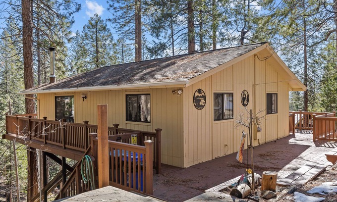 Arnold House | Cozy mountain cabin w/deck, Washer Dryer, gas grill, dog-friendly