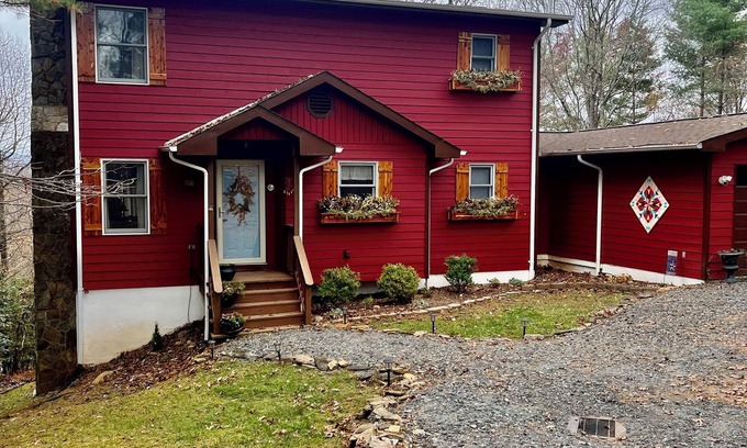Fleetwood Cabin | Cozy Mountain Escape near W.Jefferson: Relax & Reconnect!