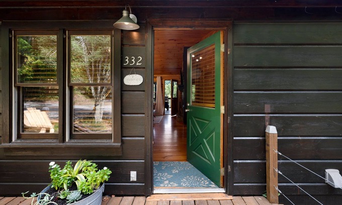 Ellijay Cabin | Cozy mountain view cabin & 2 king en-suites