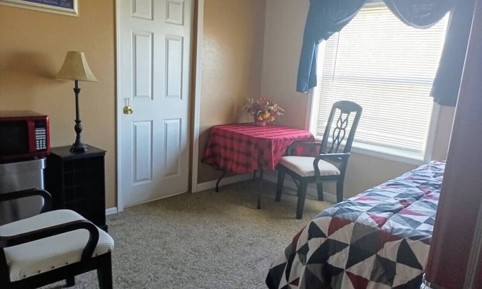 Peyton House | Cozy Mountain View Retreat + Pet Friendly