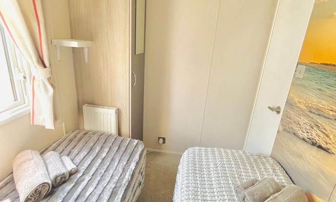 Newquay Cabin | Cozy Newquay Lodge With Private Hot Tub,